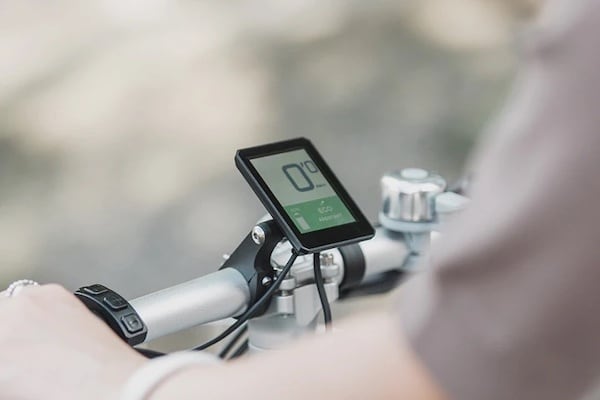 wimoの自転車 COOZYはバッテリー残量や速度を管理できるカラーディスプレイ搭載