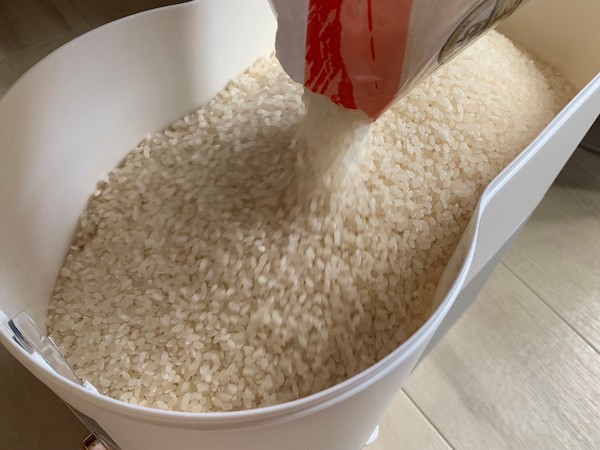 INSKIWA米びつのお米が楽々入る広い口